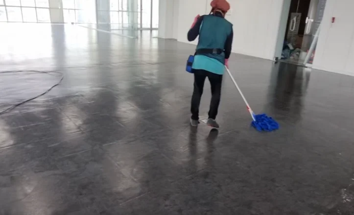 바닥 세척 후 남은 오염과 물기를 밀대로 정리하는 과정