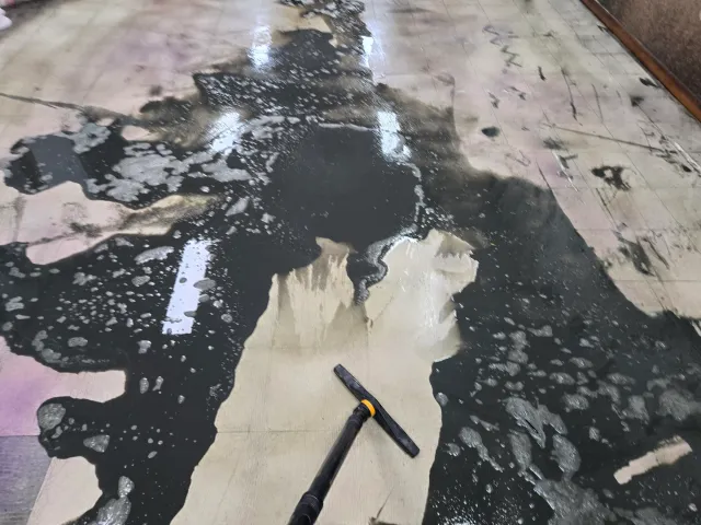 학원 바닥에 남은 세척수와 흡입 도구